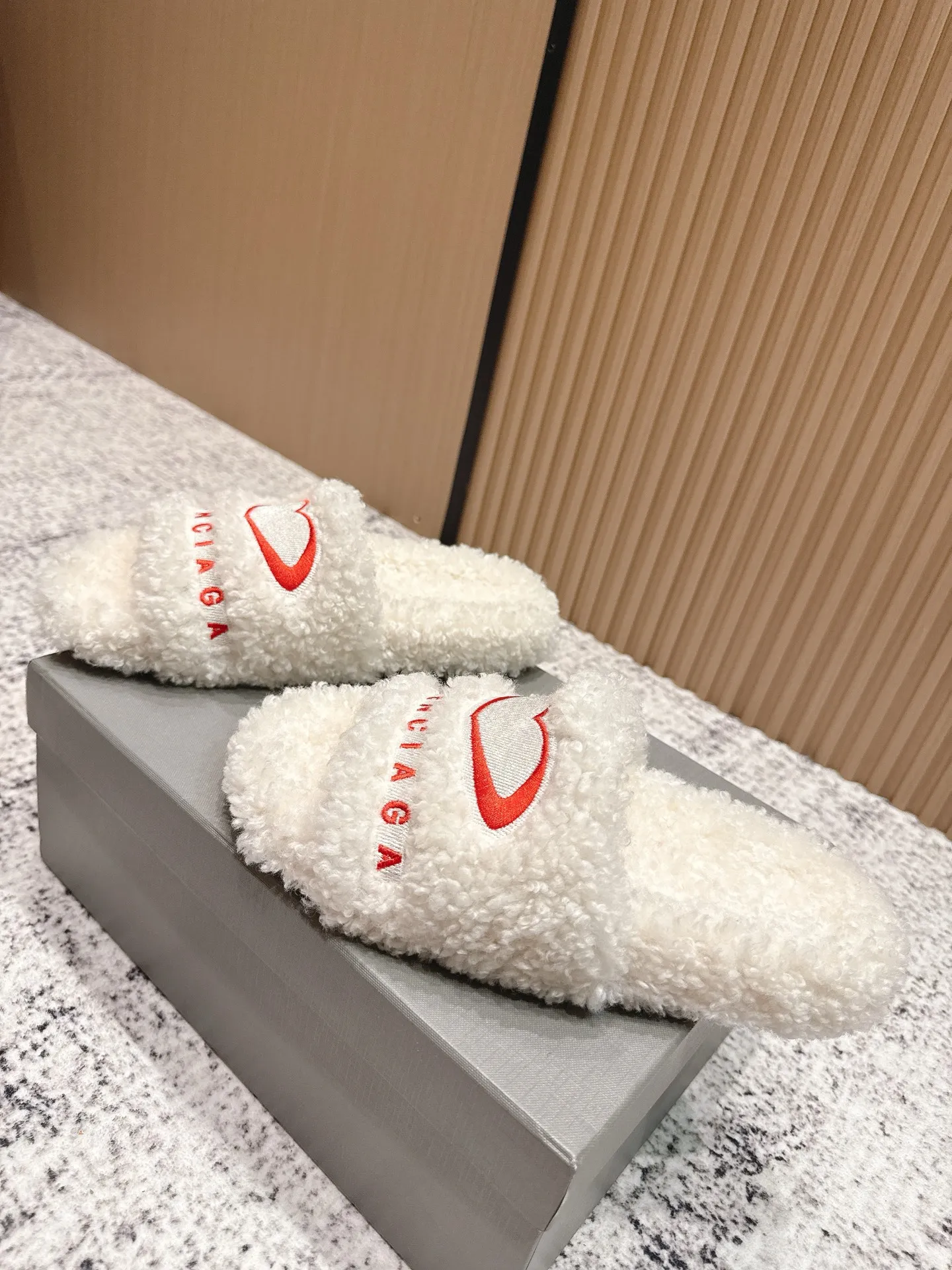 👟👟Ex-factory price 380👟👟 Top version BALENCIAGA~ Balenciaga fur mop with new Balenciaga political Campaign logo embroidery! A favorite among European and American celebrities, celebrities, and internet celebrities, the upper is exquisite, hand-sewn and threaded, fluffy and soft against the skin.  This can be worn all year round! Wear it with socks in spring, autumn and winter, or wear it alone in summer. It looks good and is comfortable. The upper is wide, showing your feet and calves, and stepping into it is like bare feet on a carpet. It really matches, wears, and looks so good. When you put it on, it looks casual and simple fashion. It has a high-end feel and is invincible when you go out on the street! Size: 35-40
